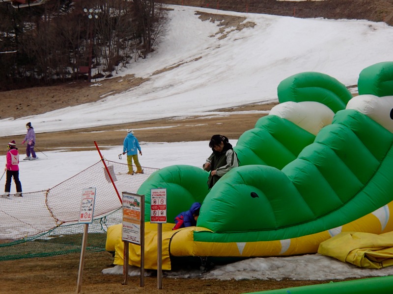 雪の無い草津国際スキー場