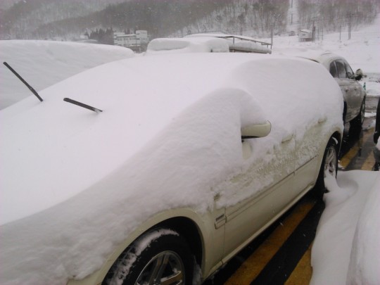 苗場の新雪に埋もれるダッジマグナム2