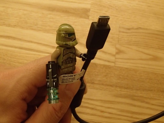 レゴのキャッシーク・クローン・トルーパーズKashyyyk TroopersにXperia M dualの純正ケーブルを持たせてみようとしたけれど、太くてもたせられない