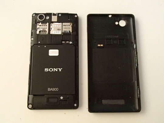 Xperia M dual C2005背面パネルを外したところ