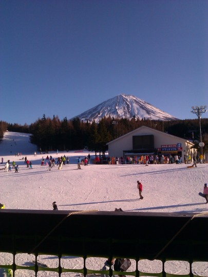 ふじてんのレストハウスの外席から富士山を望む