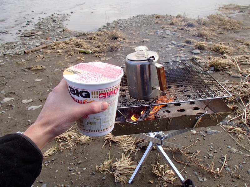 薪を割ってカップラーメン