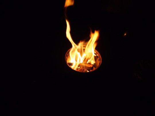 solo stove titanで、自宅のテラスのウッドデッキの上で焚き火　夜3