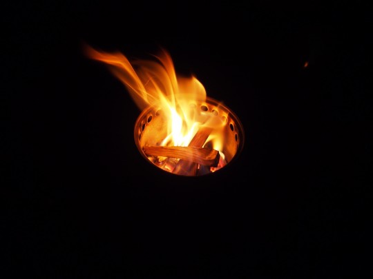 solo stove titanで、自宅のテラスのウッドデッキの上で焚き火　夜2