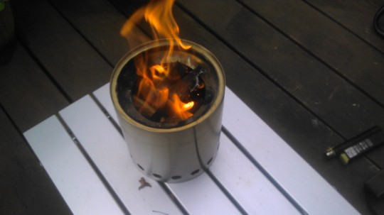 solo stove titanで、自宅のテラスのウッドデッキの上で焚き火