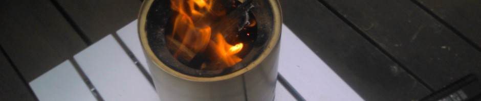 solo stove titanで、自宅のテラスのウッドデッキの上で焚き火