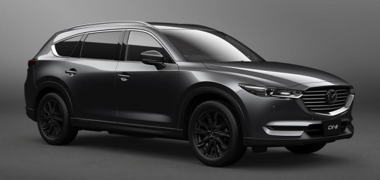 CX-8マシングレー　オフィシャル　斜め前から(2)ホイール黒塗装