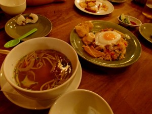 モンスーンカフェ　渋谷店　鶏肉のフォーとナシゴレン