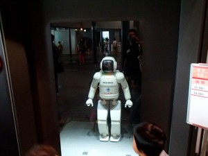 日本科学未来館　ASIMO充電中