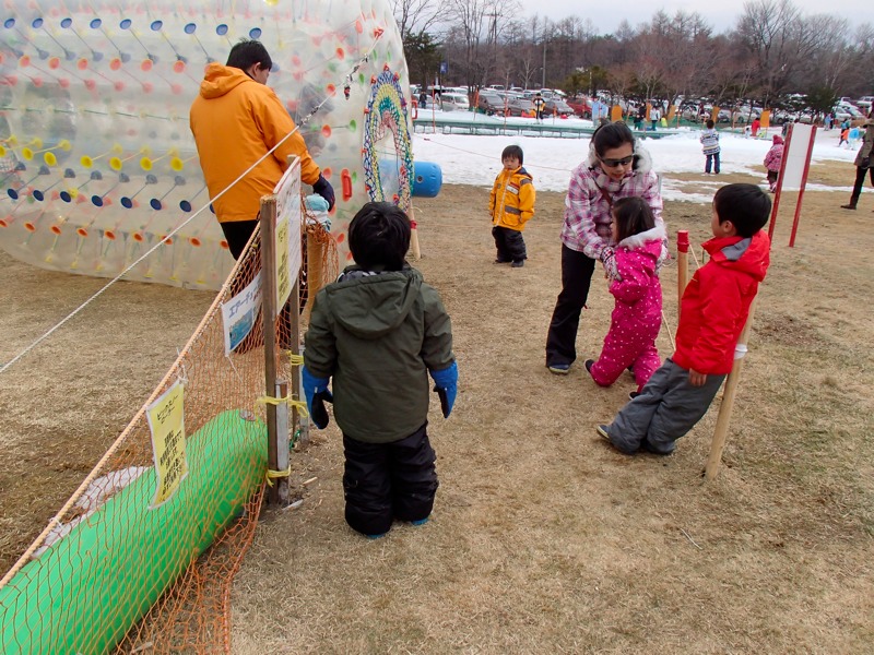 雪の無い草津国際スキー場のちびっ子ゲレンデ