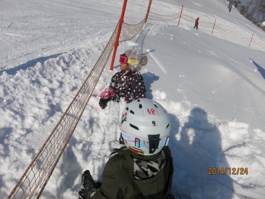 苗場第二ゴンドラ上の筍平ゲレンデ脇の雪山で子供たちを遊ばせる