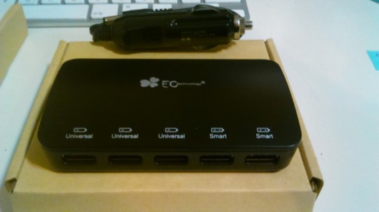 EC Technologyのシガーソケットから給電できる5ポートのUSBアダプタ1