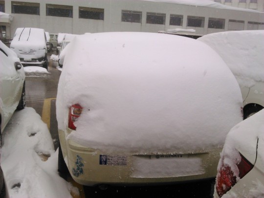 苗場の新雪に埋もれるダッジマグナム1