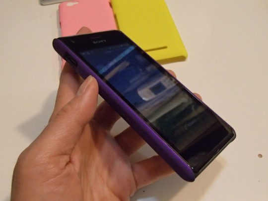 Xperia M Dual C2005用ケース 紫をはめてフロントから