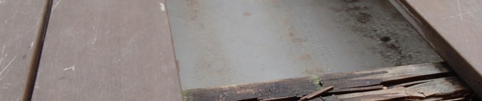 たわむウッドデッキを外してみると、下の枕木が腐ってることが